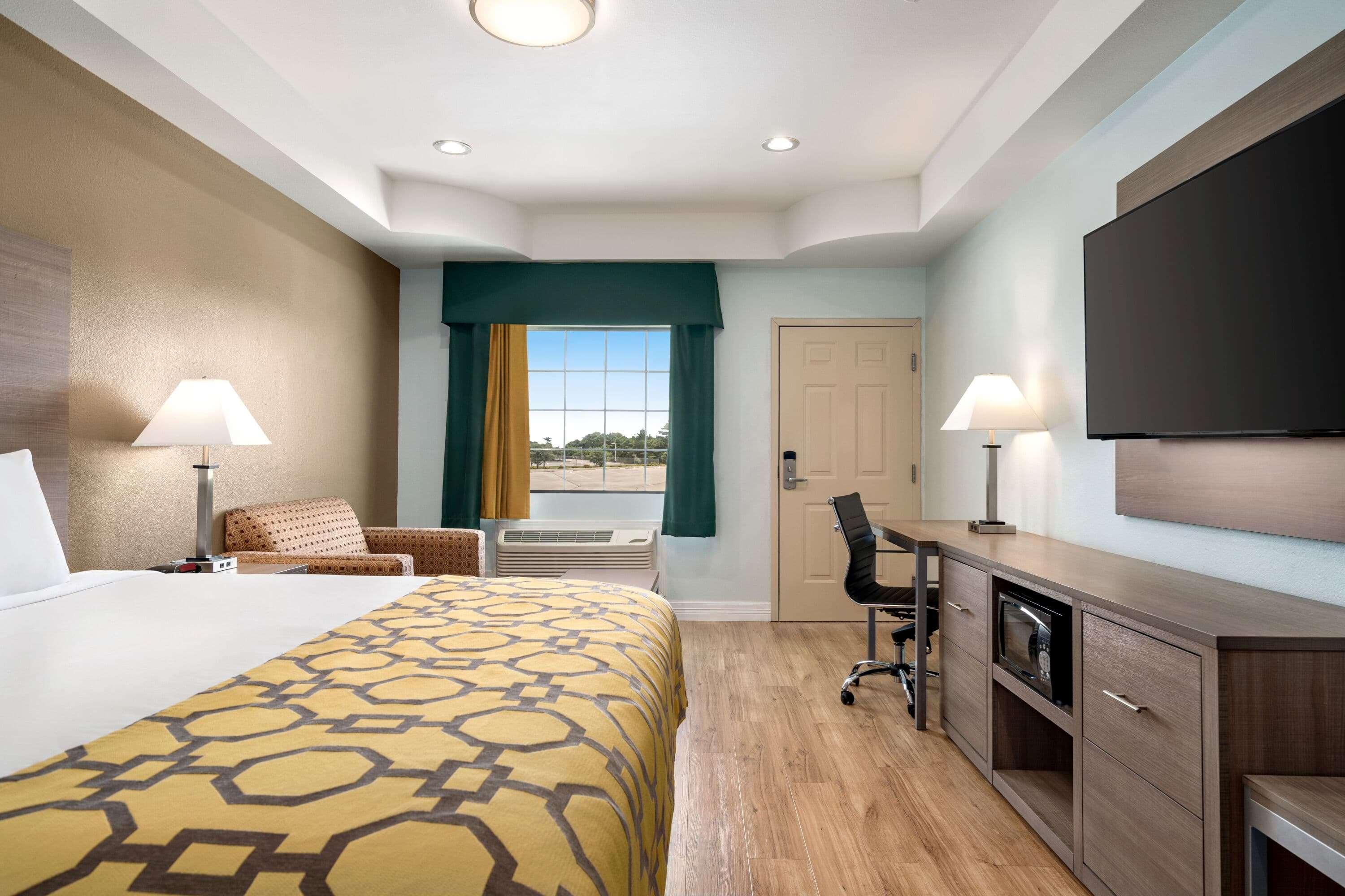 Baymont By Wyndham Kingwood Hotel Houston Exterior photo