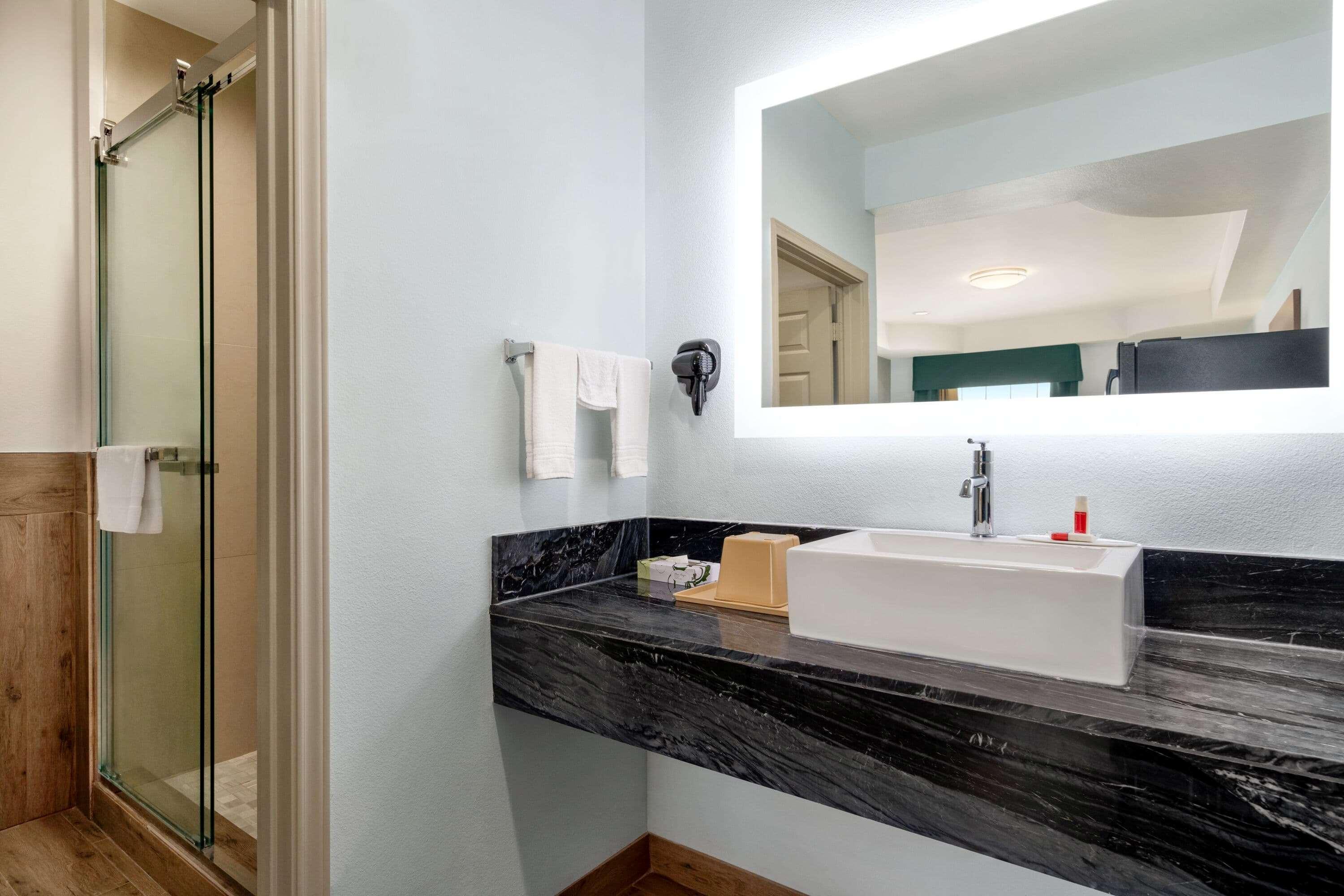 Baymont By Wyndham Kingwood Hotel Houston Exterior photo